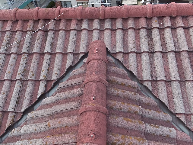 谷板金が設置されている